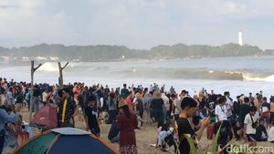 Bak Lautan Manusia, Begini Ramainya Pantai Santolo Garut Saat Libur Lebaran