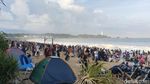 Bak Lautan Manusia, Begini Ramainya Pantai Santolo Garut Saat Libur Lebaran
