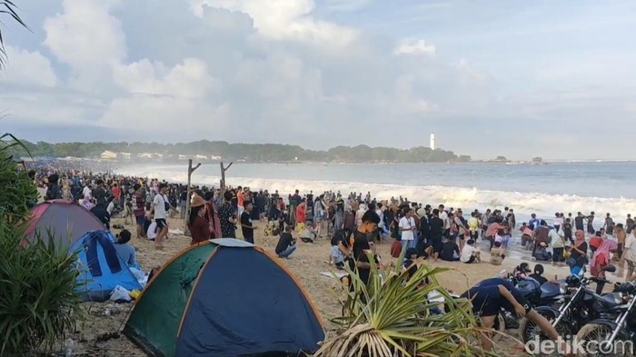 Sejumlah pantai di Kabupaten Garut terus dipadati wisatawan di momen libur Lebaran ini. Di beberapa pantai, wisatawan menyemut saking banyaknya, Jumat, 6/5/2022.