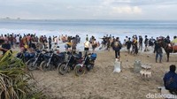 Ada beragam wahana yang jadi primadona wisatawan di Pantai Santolo. Di antaranya adalah Banana Boat dan tunggangan kuda.