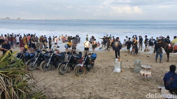 Ada beragam wahana yang jadi primadona wisatawan di Pantai Santolo. Di antaranya adalah Banana Boat dan tunggangan kuda. Ada beragam wahana yang jadi primadona wisatawan di Pantai Santolo. Di antaranya adalah Banana Boat dan tunggangan kuda.