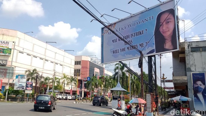 Baliho raksasa ajakan nikah di Klaten, Jumat (6/5/2022).