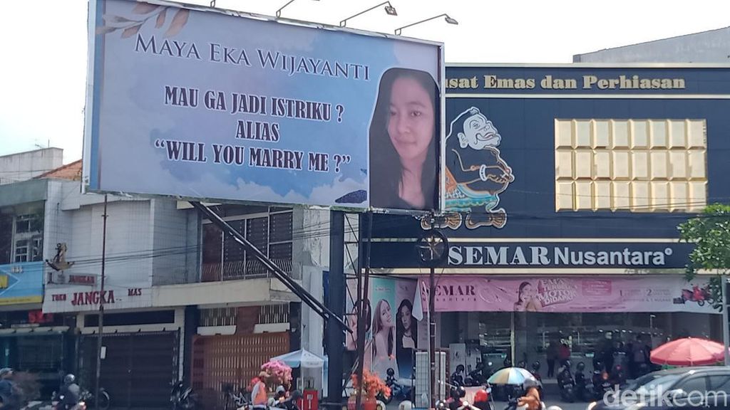 Baliho Raksasa Ajak Nikah Mbak Maya Nangkring di Klaten