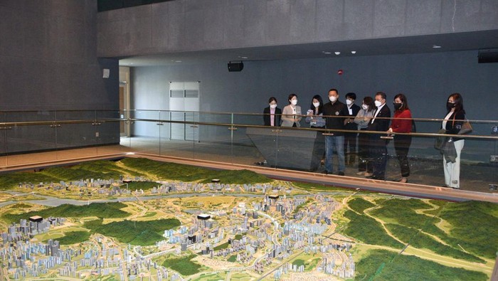 Ketua MPR RI Bambang Soesatyo meninjau perkembangan pembangunan Kota Sejong, Ibu Kota Administratif Korsel yang dibangun untuk menggantikan Kota Seoul. Ia dieterima oleh pimpinan (Administrator) National Agency for Administrative City Construction (NAACC)/Kepala Otorita Nasional Pembangunan Kota Sejong, Korea Selatan (Korsel) Mr Park Mooik.