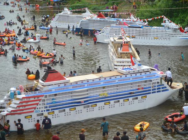 Banyak Kapal Pesiar Berlayar di Sungai Sumbar, Ada Apa?