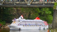 Sejumlah warga mendorong kajang (perahu yang dihias serupa kapal pesiar) saat digelarnya tradisi Bakajang di Sungai Batang Mahek, Nagari Gunuang Malintang, Kabupaten Limapuluhkota, Sumatera Barat, Kamis (5/5/2022).  