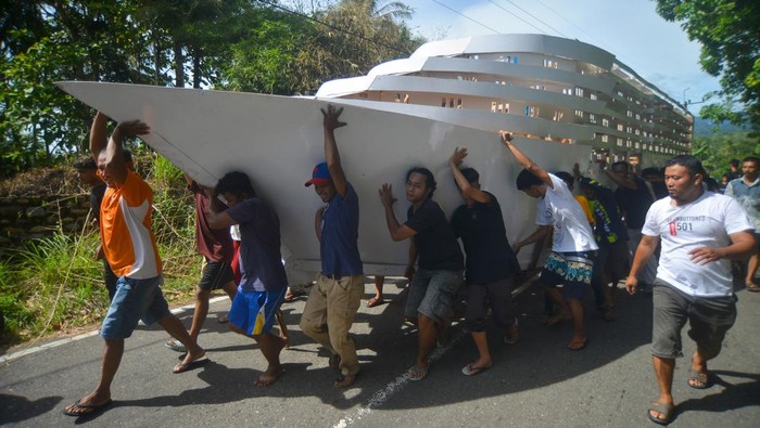 Sejumlah warga mendorong kajang (perahu yang dihias serupa kapal pesiar) saat digelarnya tradisi Bakajang di Sungai Batang Mahek, Nagari Gunuang Malintang, Kabupaten Limapuluhkota, Sumatera Barat, Kamis (5/5/2022). Bakajang merupakan tradisi turun temurun dengan menghias perahu yang dilakukan lima jorong di nagari itu selepas Idul Fitri, dalam rangka meningkatkan silaturahmi antara anak nagari, ninik mamak, alim ulama dan pemerintah, dengan tujuan mempererat persatuan, melestarikan adat budaya. ANTARA FOTO/Iggoy el Fitra/nz
