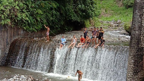 Beberapa warga Bayan mandi di saluran air DAM di Dusun Magling Desa Senaru Kecamatan Bayan Lombok Utara, Kamis (5/5/2022).