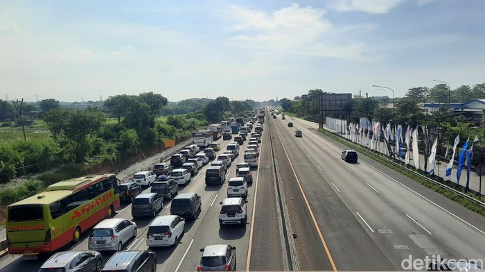 Beda arus jalur kiri dan kanan di Tol Cikampek saat one way ke arah Jakarta (Yogi/detikcom)