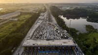 Penampakan antrean kendaraan di gerbang tol Cikampek Utama saat arus balik Lebaran 2022. (Aprillio Akbar/Antara Foto)