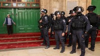Orang-orang Palestina marah dengan meningkatnya kunjungan orang Yahudi ke kompleks itu, di mana menurut konvensi lama orang-orang Yahudi dapat berkunjung tetapi tidak diizinkan untuk berdoa.  