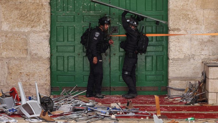 Bentrokan Warga Palestina vs Polisi Israel Pecah Lagi di Masjid Al-Aqsa Jewish visitors gesture as Israeli security forces secure the area at the compound that houses Al-Aqsa Mosque, known to Muslims as Noble Sanctuary and to Jews as Temple Mount, in Jerusalem's Old City May 5, 2022. REUTERS/Ammar Awad