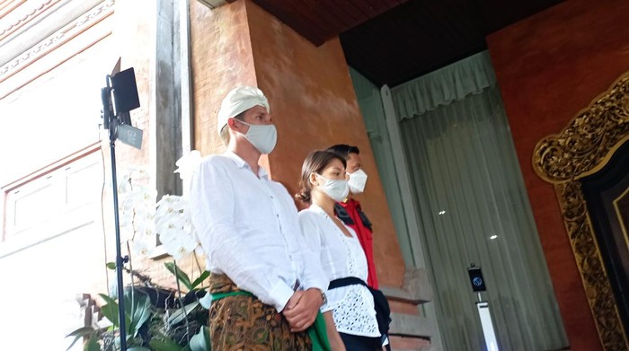 Bule Rusia Alina Fazleeva dan suaminya Amdrei Fazleev saat dihadirkan saat konferensi pers di rumah jabatan Gubernur Bali.