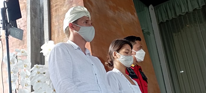 Bule Rusia Alina Fazleeva dan suaminya Amdrei Fazleev saat dihadirkan saat konferensi pers di rumah jabatan Gubernur Bali