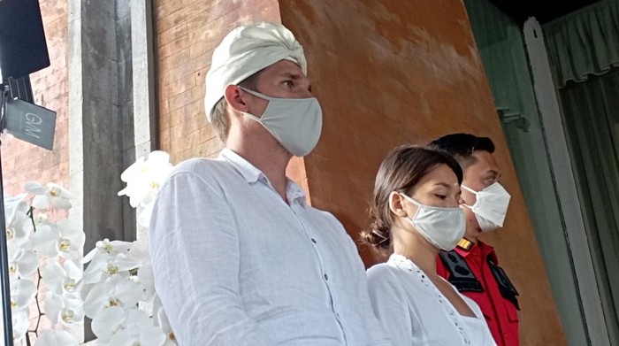Bule Rusia Alina Fazleeva dan suaminya Amdrei Fazleev saat dihadirkan saat konferensi pers di rumah jabatan Gubernur Bali