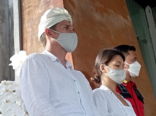 Bule Rusia Alina Fazleeva dan suaminya Amdrei Fazleev saat dihadirkan saat konferensi pers di rumah jabatan Gubernur Bali