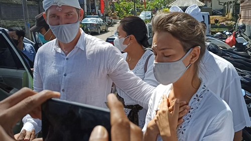 Alina sesaat sebelum memasuki mobilnya usai mengikuti upacara prayascita di Pura Babakan, Desa Adat Bayan, Desa Tua, Kecamatan Marga, Jumat (6/5/22). (abrur/detikBali).