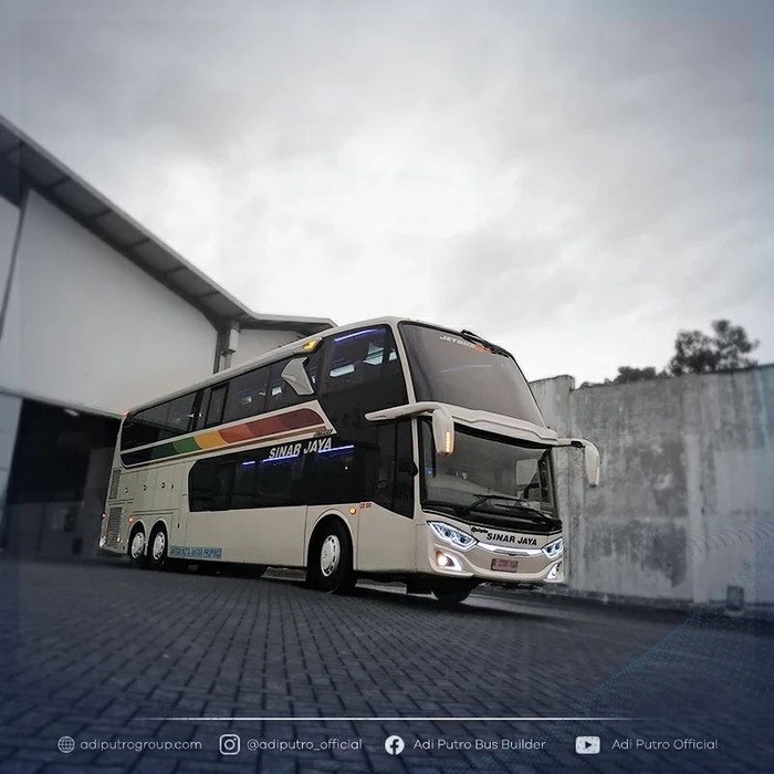 Bus Double Decker baru Sinar Jaya menggunakan karoseri Adiputro