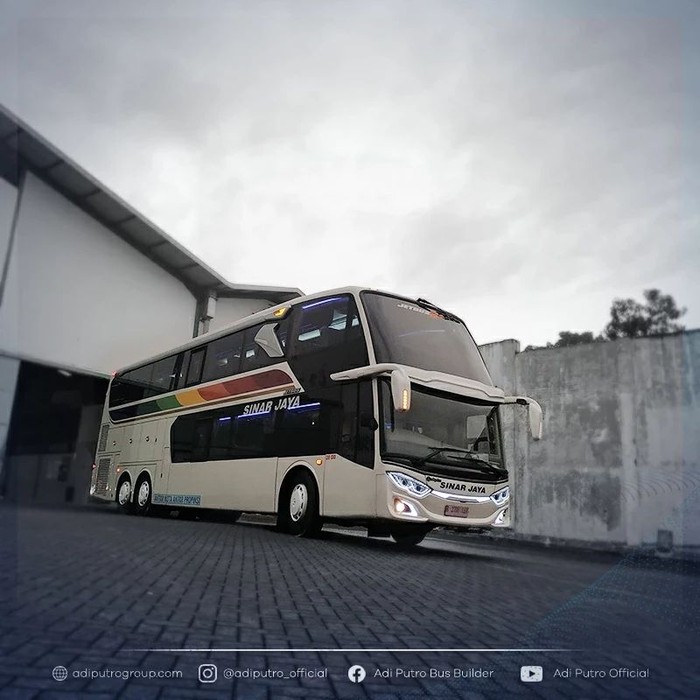 Bus Double Decker baru Sinar Jaya Bus Double Decker baru Sinar Jaya menggunakan karoseri Adiputro