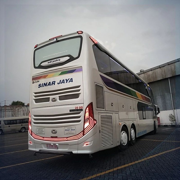 Bus Double Decker baru Sinar Jaya Bus Double Decker baru Sinar Jaya menggunakan karoseri Adiputro