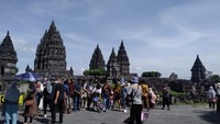 Banyak wisatawan memanfaatkan momen mudik bersama keluarga untuk melihat candi Hindu terbesar di Indonesia ini setelah dua tahun lamanya tidak bersua. Suasana ramai pun terasa di candi ini. (Tiara Rosana/detikTravel)