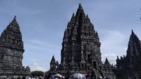 Tidak hanya mempelajari legenda terbentuknya kompleks Candi Prambanan, namun pengunjung juga dapat menikmati beragam permainan yang disediakan di sana. Di antaranya adalah penyewaan skuter, panahan, sepeda, taman dan ayunan, spot foto, dan lain-lain. (Tiara Rosana/detikTravel)