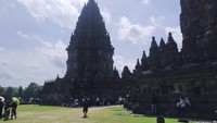 Selama libur lebaran Candi Prambanan buka sejak pukul 08:00 hingga 17:00 WIB. Harga tiket masuk wisatawan lokal adalah Rp 25.000 untuk anak dan Rp 50.000 untuk usia 10 tahun ke atas. Untuk penyewaan fasilitas tersedia dengan biaya terpisah. (Tiara Rosana/detikTravel)