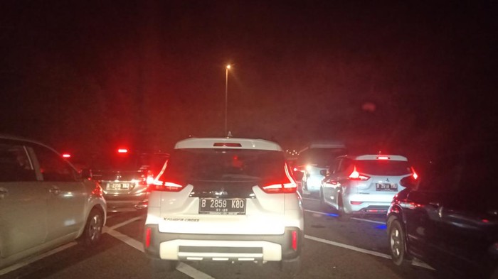 Arus balik one way Tol Palimanan-Kanci di jalur kiri macet malam ini. Seorang warga bernama Feri Setyawan yang hendak menuju Jakarta mengatakan mobilnya hanya bisa melaju 10 Km/jam di Tol Palimanan, Jumat (6/5) malam.