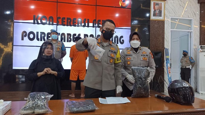 Ekspos pelaku penusukan di kafe.