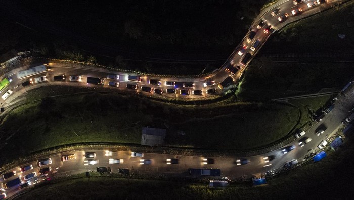 Foto Udara Arus Balik di Jalur Selatan Lingkar Gentong Foto udara antrean kendaraan di Jalur Selatan Lingkar Gentong, Kadipaten, Kabupaten Tasikmalaya, Jawa Barat, Jumat (6/5/2022) malam. Pada H+3 Lebaran, arus lalu lintas menuju Bandung-Jakarta dan sebaliknya terpantau padat merayap. ANTARA FOTO/Adeng Bustomi/nym.