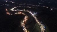 Foto udara antrean kendaraan di Jalur Selatan Lingkar Gentong, Kadipaten, Kabupaten Tasikmalaya, Jawa Barat, Jumat (6/5/2022) malam.