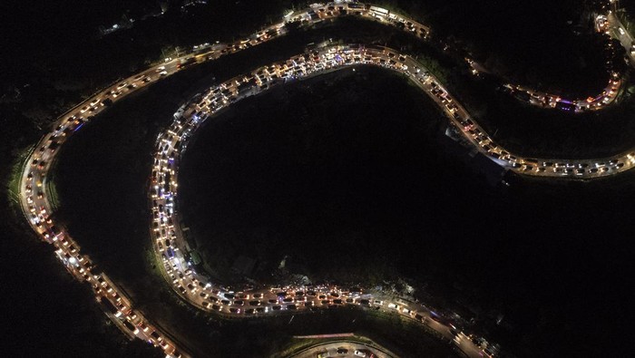Foto Udara Arus Balik di Jalur Selatan Lingkar Gentong Foto udara antrean kendaraan di Jalur Selatan Lingkar Gentong, Kadipaten, Kabupaten Tasikmalaya, Jawa Barat, Jumat (6/5/2022) malam. Pada H+3 Lebaran, arus lalu lintas menuju Bandung-Jakarta dan sebaliknya terpantau padat merayap. ANTARA FOTO/Adeng Bustomi/nym.