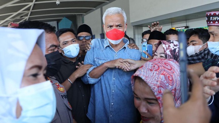 Suasana Bandara Sultan Hasanuddin Makassar mendadak heboh. Puluhan warga yang berada di pintu kedatangan mendadak histeris saat melihat Gubernur Jawa Tengah, Ganjar Pranowo keluar dari pintu bandara.