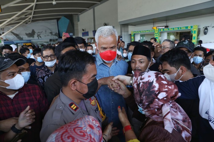 Suasana Bandara Sultan Hasanuddin Makassar mendadak heboh. Puluhan warga yang berada di pintu kedatangan mendadak histeris saat melihat Gubernur Jawa Tengah, Ganjar Pranowo keluar dari pintu bandara.