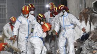 Selain itu, 10 orang telah ditarik dari puing-puing hidup-hidup. Korban kesepuluh ditemukan dalam keadaan sadar sekitar pukul 12.00 waktu setempat, kata Xinhua. AP/Shen Hong 