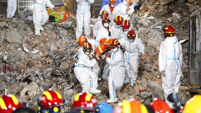Gedung Runtuh di China, Puluhan Korban Terjebak Hingga 130 Jam Sebuah gedung komersial di Changsa, Hunan, China tengah runtuh. Imbasnya sebanyak 5 orang tewas dan puluhan orang dilaporkan masih hilang.