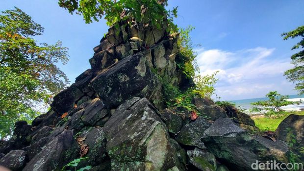 Geosite Batu Karut di Palabuhanratu Sukabumi.