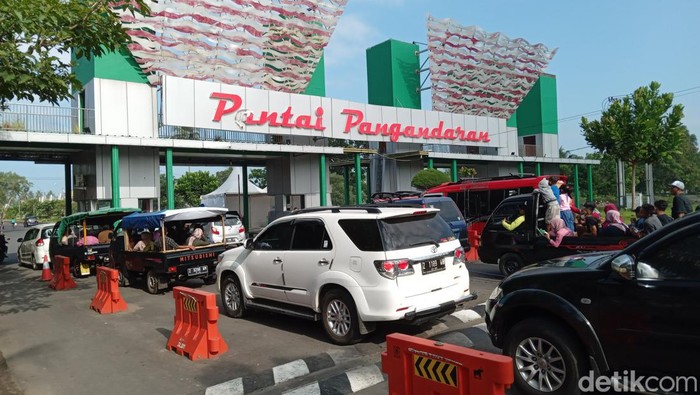 Gerbang masuk Pantai Pangandaran.