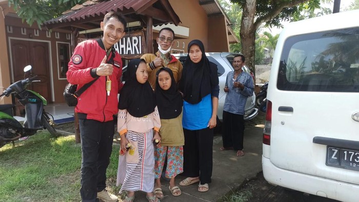 Gias dan Dalwa kembali berkumpul dengan orang tuanya.