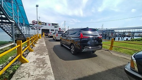 Kendaraan wisatawan yang mulai ditinggalkan Bali di Pelabuhan Gilimanuk, Kamis (5/5/2022) (I Ketut Suardika/detikBali).