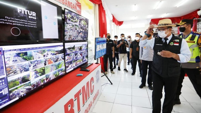 Gubernur Jabar Ridwan Kamil saat meninjau arus mudik di Limbangan.
