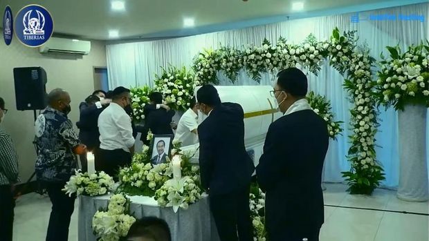 Ibadah pelepasan dan tutup peti jenazah Pendeta Yesaya Pariadji