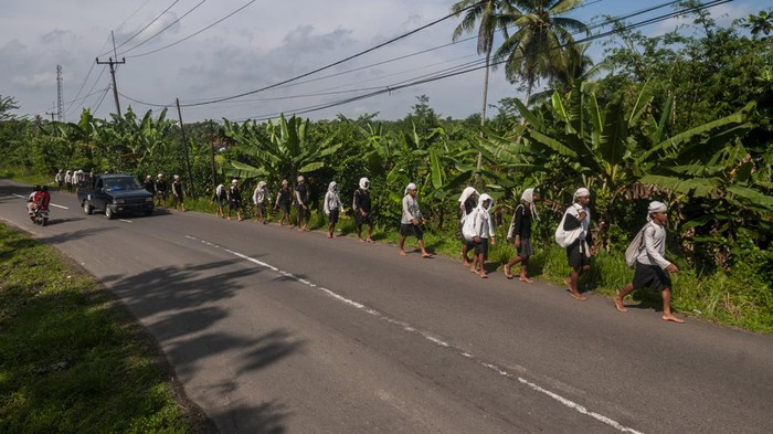 Ikut Tradisi Seba, Suku Baduy Dalam Jalan Kaki ke Rangkas Warga Suku Baduy Dalam berjalan kaki ke Rangkasbitung untuk mengikuti ritual tradisi Seba Baduy di Cimarga, Lebak, Banten, Jumat (6/5/2022). Seba Baduy merupakan tradisi tahunan Suku Baduy untuk bertemu sejumlah kepala daerah di Banten guna menyampaikan aspirasi serta rasa syukur atas hasil panen berlimpah yang akan digelar pada 6-7 Mei 2022. ANTARA FOTO/Muhammad Bagus Khoirunas/tom.