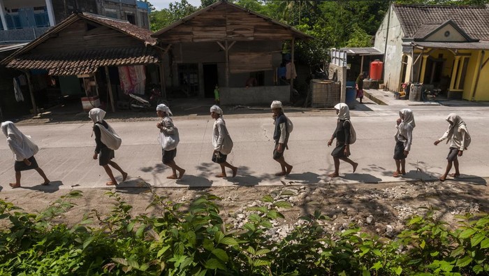 Ikut Tradisi Seba, Suku Baduy Dalam Jalan Kaki ke Rangkas Warga Suku Baduy Dalam berjalan kaki ke Rangkasbitung untuk mengikuti ritual tradisi Seba Baduy di Cimarga, Lebak, Banten, Jumat (6/5/2022). Seba Baduy merupakan tradisi tahunan Suku Baduy untuk bertemu sejumlah kepala daerah di Banten guna menyampaikan aspirasi serta rasa syukur atas hasil panen berlimpah yang akan digelar pada 6-7 Mei 2022. ANTARA FOTO/Muhammad Bagus Khoirunas/tom.