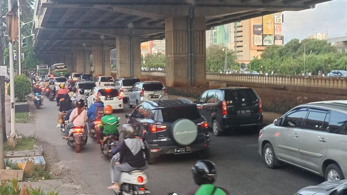 Jalan Kalimalang macet