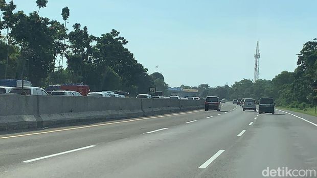Jalur kanan one way Tol Cikampek ke arah Jakarta (Yogi/detikcom)