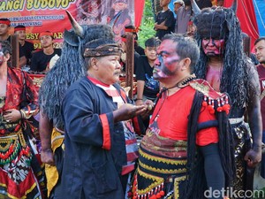 Geliatkan Budaya, Anggota DPR Asal Banyuwangi Tampil Jadi Jaranan Buto