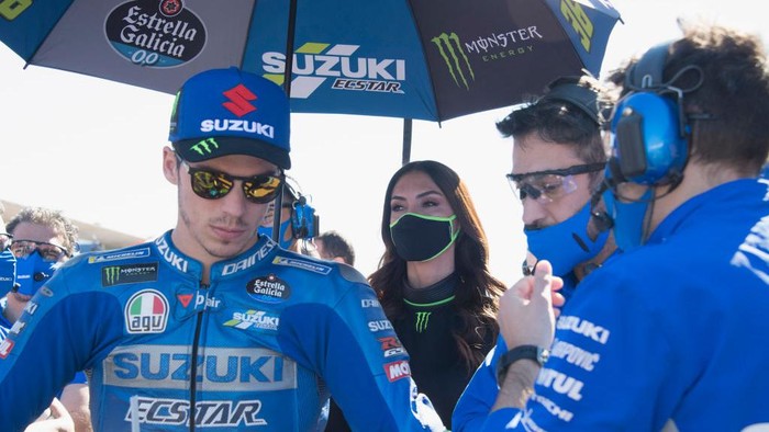 LAGOA, ALGARVE, PORTUGAL - NOVEMBER 07: Joan Mir of Spain and Team Suzuki ECSTAR prepares to start on the grid during the MotoGP race during the MotoGP Of Portugal - Race on November 07, 2021 in Lagoa, Algarve, Faro. (Photo by Mirco Lazzari gp/Getty Images)