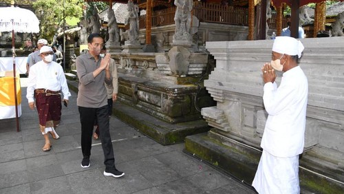 Presiden Joko Widodo menyapa seorang pemangku di Pura Tirta Empul, Gianyar, Bali, Jumat (6/5/2022). (Lukas - Biro Pers Sekretariat Presiden)