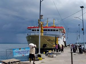 Kapal Berpenumpang 434 Orang yang Kandas di Sumenep Sudah Dievakuasi